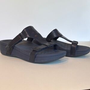 Vionic Ellie Sandals in Blue. Size 8